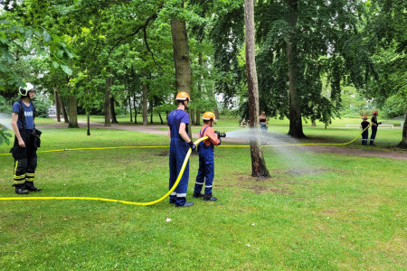 Die Wässerungsaktion im Warnemünder Kurpark ist gleichzeitig Übung der Jugendfeuerwehr.//Foto: RikeM