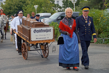 Alle Jahre wieder ist der Niege Ümgang eine Reise in die Geschichte Warnemündes. Alle Jahre wieder ist der Niege Ümgang eine Reise in die Geschichte Warnemündes.