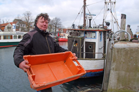 Für den Warnemünder Fischer Ingo Pinnow ist es eine Selbstverständlichkeit, seinem Kollegen zu helfen: Vielleicht benötigt man ja selbst auch mal Hilfe, lautet seine einfache Rechnung.