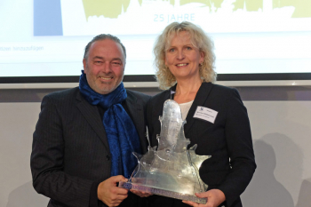 Sie haben es verdient: Martina Hildebrandt und Torsten Sitte von der Hanseatischen Eventagentur wurden für das Warnemünder Turmleuchten mit dem Marketing-Award 2015 ausgezeichnet.