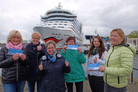 Freuen sich auf die Schiffsreise nach Oslo: Annette Krauspe, Petra Becher-Martens, Kirsten Reimers, Brigitte Wand, Cindy Kaden und Yvonne Egide (v.l.) gehören zum Team der Kieferorthopädischen Praxis Oliver Raab und wurden von ihrem Chef auf die "AIDAdiva" eingeladen.