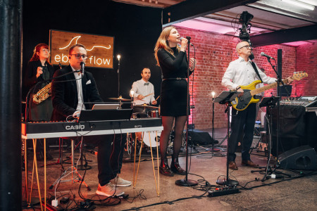 Der Meersbrise-Juni startet mit einem Livekonzert der Coverband Ebb & Flow im Kurhausgarten.//Foto: Ebb & Flow