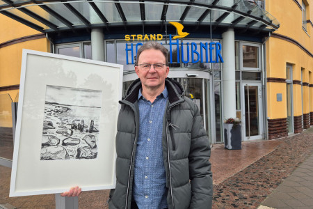 Noch bis Ende März sind die Arbeiten von Jürgen Pfannenstiel in der Lobby des Strand-Hotel Hübner Warnemünde zu sehen. Noch bis Ende März sind die Arbeiten von Jürgen Pfannenstiel in der Lobby des Strand-Hotel Hübner Warnemünde zu sehen.