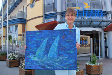 Die K&uuml;nstlerin Britta Kaping pr&auml;sentiert ihre farbintensiven und oft gro&szlig;formatigen Arbeiten zum zweiten Mal im Warnem&uuml;nder Strand-Hotel H&uuml;bner. 