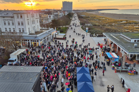 Hunderte Gäste säumten den Platz rund um den Warnemünder Leuchtturm zum 23. Adventssingen.