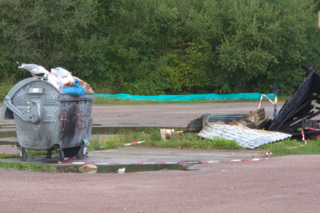 Nach dem Brand eines ehemaligen Toilettenh&auml;uschens in der vergangenen Woche stellte sich Parkplatz Strand-West, vormals Rohrmannsche Koppel, in Warnem&uuml;nde so dar.