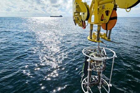 Ausbringung der Rosette mit Wasserschöpfer und Sensoren an Bord der ATAIR//Foto: BSH