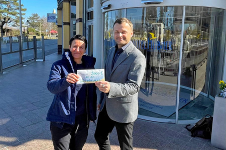 Eine Spende über 3.000 Euro überreichte Christoph Gäbler, Direktor der Hotel Hübner Hotel GmbH heute an Bettina Hartwig, Projektleiterin des ASB-Wünschewagens MV.//Foto: Hotel Hübner GmbH Eine Spende über 3.000 Euro überreichte Christoph Gäbler, Direktor der Hotel Hübner Hotel GmbH heute an Bettina Hartwig, Projektleiterin des ASB-Wünschewagens MV.//Foto: Hotel Hübner GmbH