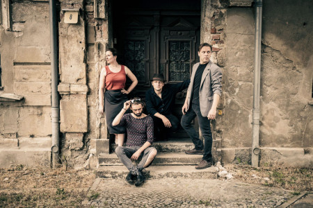 Die Berliner Post-Avantgarde-Rockband Kanal bringt am 16. August bei der Meeresbrise ihren au&szlig;ergew&ouml;hnlichen Sound in den Warnem&uuml;nder Kurhausgarten.//Foto: Clemens Schiesko