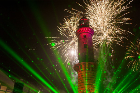 Ein Meer aus Farben, Musik und Emotionen: Das 26. Warnemünder Turmleuchten schenkt zum Jahresbeginn Lichtblicke für alle Besucher.//Foto: Holger Martens Ein Meer aus Farben, Musik und Emotionen: Das 26. Warnemünder Turmleuchten schenkt zum Jahresbeginn Lichtblicke für alle Besucher.//Foto: Holger Martens