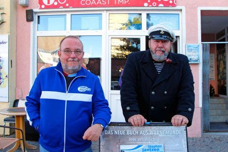 Schon in Feststimmung: Doc Buhse (l.) und Olaf Hobrlant freuen sich auf die Stephan-Jantzen-Tage in Warnemünde
