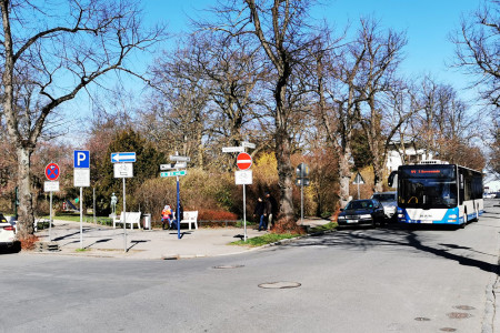 Busse, Rettungsfahrzeuge, Müllwagen und LKW haben es am oft zugeparkten Knotenpunkt Wachtlerstraße/Heinrich-Heine-Straße in Warnemünde schwer um die Ecke zu kommen. Das soll sich jetzt ändern.