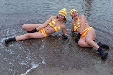 Begeisterte Winterschwimmer und beim Warnemünder Wintervergnügen immer dabei: Sieglinde Rehberg (r.) und Tochter Dorina Starck. Die Bikinis hat Mutter Sieglinde selbstgehäkelt. Aktuell arbeitet sie an Badeanzügen für die Familie.
