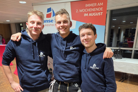 Beim Wiedersehen im November 2025 wurden sofort wieder Erinnerungen an gemeinsame Tage unter Segeln wach: Bjarne Uhthoff, Piet Baumann und Lukas Schultheis (v.l.) gehörten zur Crew der „Baltic Friendship“ 2025 und schwärmen noch heute von ihrem Abenteuer auf See.//Foto: Dörte Rahming Beim Wiedersehen im November 2025 wurden sofort wieder Erinnerungen an gemeinsame Tage unter Segeln wach: Bjarne Uhthoff, Piet Baumann und Lukas Schultheis (v.l.) gehörten zur Crew der „Baltic Friendship“ 2025 und schwärmen noch heute von ihrem Abenteuer auf See.//Foto: Dörte Rahming