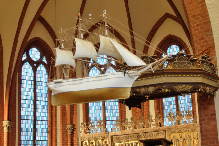 Die „Marie“ ist eines der beiden Votivschiffe in der Warnemünder Kirche. Sie ist ein Abbild des Schiffes von Stephan Jantzen, „Johannes Kepler“.