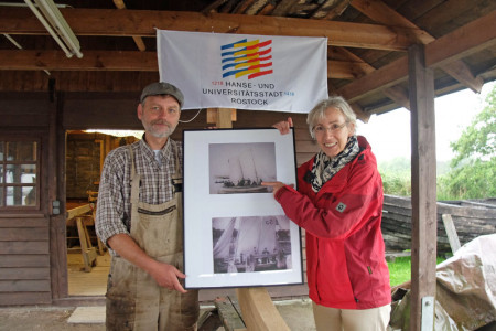 Museumschefin Dr. Kathrin Möller und der gelernte Tischler Uwe Ahlgrimm freuen sich, dass auf der historischen Bootswerft im IGA Park die Warnemünder Volljolle "Twei-Smacker" nachgebaut wird.