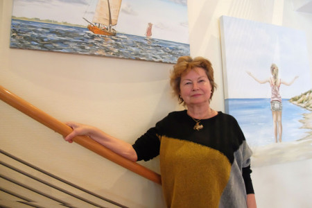 Die Bilder von Christine Löwa erzählen Geschichten vom Urlaub am Meer und sind seit heute im Strand-Hotel Hübner Warnemünde zu sehen.