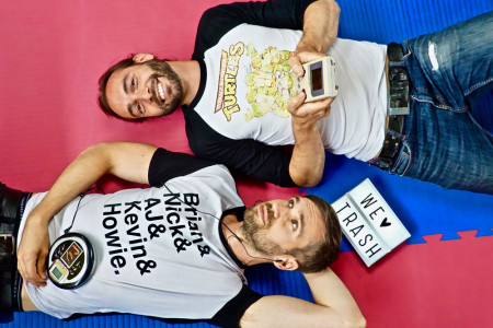 Bunt, laut und herrlich Retro: Die Trashformers bringen am 17. August 90er-Pop mit Witz, Charme und jeder Menge Partylaune auf die Bühne im Warnemünder Kurhausgarten.//Foto: Trashformers/ PopKW