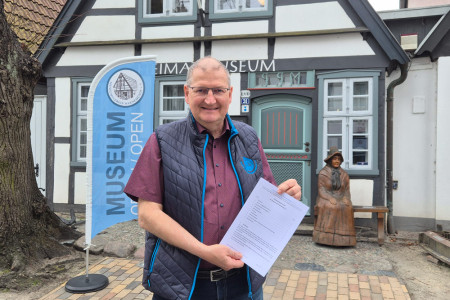 Am Mittwoch hatte der Museumsverein Warnemünde e.V. zur Mitgliederversammlung mit Vorstandswahl geladen. Von Beginn an engagiert sich Uwe Heimhardt als Vereinsvorsitzender. Am Mittwoch hatte der Museumsverein Warnemünde e.V. zur Mitgliederversammlung mit Vorstandswahl geladen. Von Beginn an engagiert sich Uwe Heimhardt als Vereinsvorsitzender.