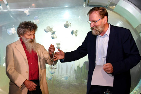 Zoodirektor Udo Nagel (r.) und IOW-Direktor Prof. Ulrich Bathmann vereinbarten am Montag eine Zusammenarbeit in der Quallenforschung. Symbolisch überreichte der Zoodirektor eine Glasqualle. 