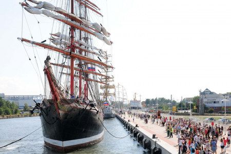 Das russische Segelschulschiff die "Sedov" macht Anfang Oktober am Passagierkai in Warnemünde fest. 