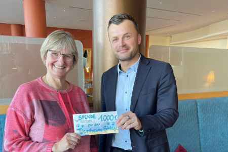 Die Leiterin des Tierheims Schlage, Regina Groß, freut sich über eine 1.000-Euro-Spende, überreicht von Christoph Gäbler, neuer Chef im Hotel Hübner Warnemünde.//Foto: Berit Dierke/ Hotel Hübner GmbH Die Leiterin des Tierheims Schlage, Regina Groß, freut sich über eine 1.000-Euro-Spende, überreicht von Christoph Gäbler, neuer Chef im Hotel Hübner Warnemünde.//Foto: Berit Dierke/ Hotel Hübner GmbH