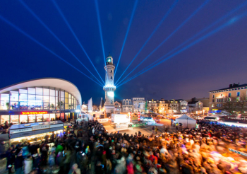 85.000 Menschen verfolgten das Warnemünder Turmleuchten - die Neujahrsinszenierung aus Musik, Feuerwerk und Lasershow.