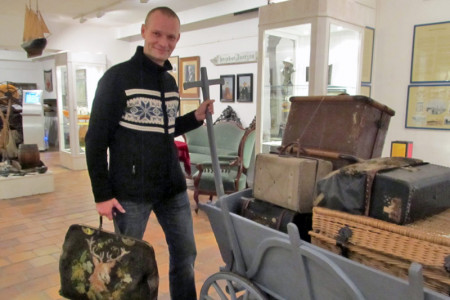 Dirk Sandner, 1. Stellvertreter des Vorsitzenden des Museumsvereins Warnemünde, in der Dauerausstellung, die umgestaltet werden soll.