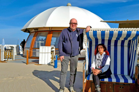 Bereiten den Abschied vom Sommer vor: Strandkorbvermieter Matthias Treichel und Mitarbeiterin Kathleen Andresen packen die „Strandoase“ mit rund 300 Strandkörben wetterfest ein.