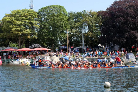 Das 22. Drachenbootfestival auf dem Alten Strom von Warnemünde endete erneut mit einem Sieg des Uni Rostock-Teams "Die Seebären". 