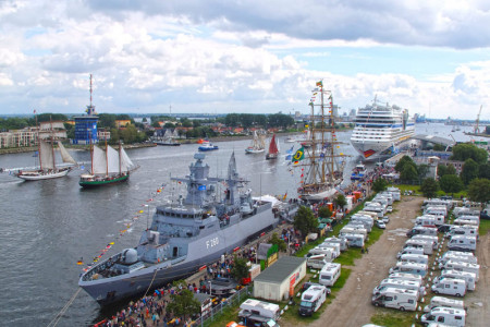 Etwa eine Million Besucher feierten trotz des wechselhaften Wetters die 27. Hanse Sail Rostock.