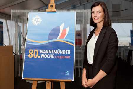 Luise Will enthüllte feierlich das neue Eventplakat zur Jubiläumsveranstaltung. Luise Will enthüllte feierlich das neue Eventplakat zur Jubiläumsveranstaltung.