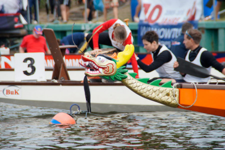 Am zweiten Veranstaltungswochenende der 77. Warnemünder Woche wird auf dem Alten Strom das 19. Drachenbootfestival ausgetragen.