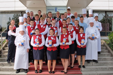 F&uuml;r 27 M&auml;dchen und Jungen war heute der erste Arbeitstag im Hotel Neptun Warnem&uuml;nde. Extra f&uuml;rs Gruppenfoto mit den Lehrausbildern dr&uuml;ckten sie kr&auml;ftig auf die Seifenblasenpumpen.