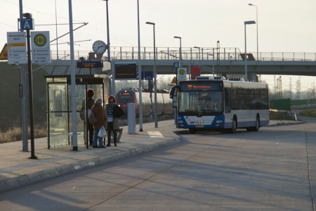 Wegen notwendiger Sanierungsarbeiten in der Warnemünder Richard-Wagner-Straße werden ab Donnerstag die Buslinien 36 und F1 umgeleitet und die Haltestelle erlegt.