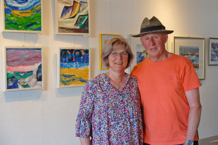 Annette Krauspe und Günther Rausch haben die Ausstellung im Hotel Neptun Warnemünde gemeinsam vorbereitet.