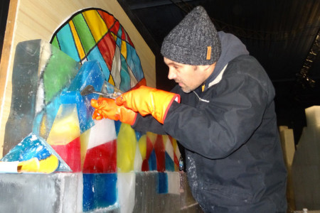 Der Künstler Wiaczeslaw Borecki wird ab Freitag die Eiswelt in Karls Erlebnis-Dorf Rövershagen aufpolieren. Zuschauer sind herzlich willkommen.