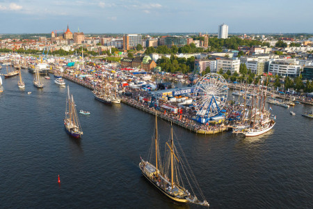 Am Sonnabend strömten unzählige Besucherinnen und Besucher zur 34. Hanse Sail in den Rostocker Stadthafen, um bei strahlendem Sonnenschein Schiffe, Meer und maritimes Flair zu genießen.//Foto: Taslair