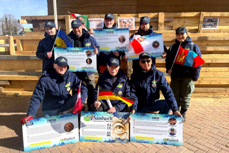 Die diesjährigen Sandkünstler in Warnemünde (Reihe unten v.l.): Zigmunds Vilnis, Othmar Schiffer-Belz, Tsaagan Munk Erdene und stehend Uuganaa Enkhtaivan. Reihe hinten: Arsentiy und Artem Saniylov, Zsolt M. Toth und Vladimir Bludnik.//Foto: Maria Pistor Die diesjährigen Sandkünstler in Warnemünde (Reihe unten v.l.): Zigmunds Vilnis, Othmar Schiffer-Belz, Tsaagan Munk Erdene und stehend Uuganaa Enkhtaivan. Reihe hinten: Arsentiy und Artem Saniylov, Zsolt M. Toth und Vladimir Bludnik.//Foto: Maria Pistor