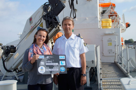 Polizeihauptkommissar Steffen Seifert übergab am Sonnabend im Rahmen einer Hanse Sail-Ausfahrt eine 2.222 Euro-Spende an Jessica Klasen, Koordinatorin von Mike Möwenherz.