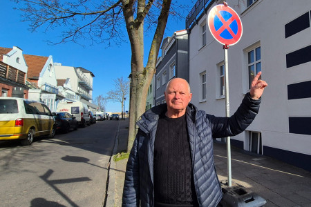 So, wie viele andere Anwohner, weiß auch der Warnemünder Thomas Tüngethal wegen der Bauarbeiten nicht wohin mit seinem Auto. So, wie viele andere Anwohner, weiß auch der Warnemünder Thomas Tüngethal wegen der Bauarbeiten nicht wohin mit seinem Auto.