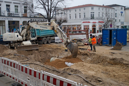 Wegen Kanalbauarbeiten wird ab Montag die Einmündung Kirchenplatz, Ecke Fritz-Reuter-Straße, voll gesperrt. 