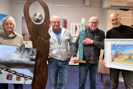 Gehören zum Kunstatelier Warnemünde und stellen hier am Kirchenplatz ihre Arbeiten aus: Beate Fritz, Reiko Rosin, Christian Plothe und Sebastian Stave (v.l.)