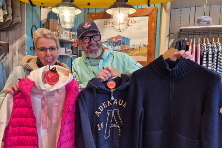 Jens Kunze und Mitarbeiterin Andrea Panten zeigen echte Lieblingsst&uuml;cke von Adenauer & Co &ndash; am Sonnabend gibt&rsquo;s diese maritimen Must-haves mit satten 50 Prozent Preisnachlass.