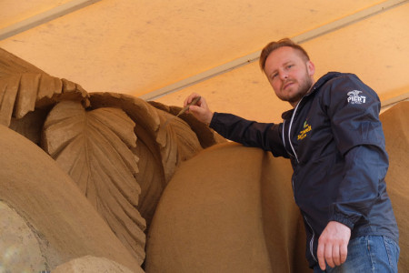Der mehrfache Sandskulpturen-Weltmeister Pavel Mylnikov kommt aus Russland und gestaltet die Eingangsfigur der 7. Warnemünder Sandwelt.