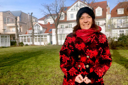 Handweberin Ines Heinrich hat ihre Werkstatt am Georgienplatz. Sie ist glücklich, dass die Bäume stehen bleiben dürfen. Handweberin Ines Heinrich hat ihre Werkstatt am Georgienplatz. Sie ist glücklich, dass die Bäume stehen bleiben dürfen.