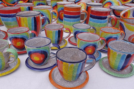 Auch die Keramikerin Karoline Höpner ist auf dem Warnemünder Kunsthandwerkermarkt anzutreffen.