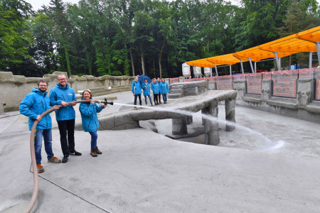 Beim Wasser marsch gab es auch die Unterstützung des Himmels – Zoodirektorin Antje Angeli ließ heute gemeinsam mit Zoo-Bauprojektleiter Robert Maaß und Zoo-Technikchef Robert Pels (li.) das erste Wasser in das Robbenbecken laufen. Im Hintergrund liefen die Bauarbeiten auf Hochtouren weiter, unter anderem auch am Tribünendach.//Foto: Zoo Rostock/ Joachim Kloock Beim Wasser marsch gab es auch die Unterstützung des Himmels – Zoodirektorin Antje Angeli ließ heute gemeinsam mit Zoo-Bauprojektleiter Robert Maaß und Zoo-Technikchef Robert Pels (li.) das erste Wasser in das Robbenbecken laufen. Im Hintergrund liefen die Bauarbeiten auf Hochtouren weiter, unter anderem auch am Tribünendach.//Foto: Zoo Rostock/ Joachim Kloock