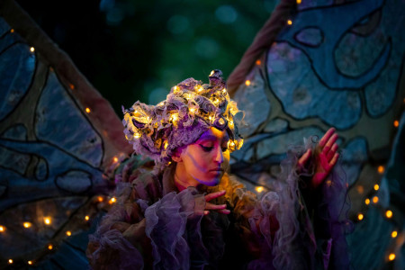 Hoch über dem Boden: Das Stelzentheater sorgt für magische Momente in der Rostocker Heide//Foto: Paperheroes, Christoph Meyer