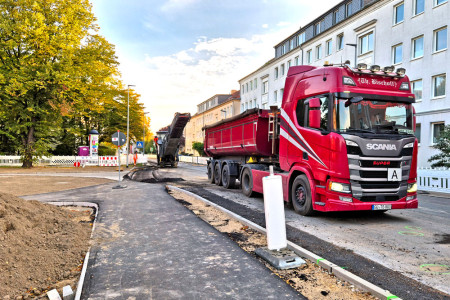Die Fahrbahndecke in der Rostocker wird erneuert. Das macht eine Vollsperrung notwendig.
